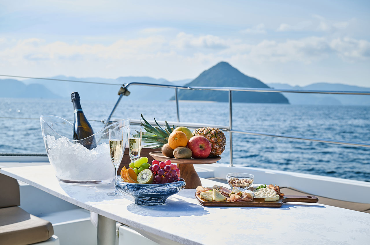 クルーズヨット船内